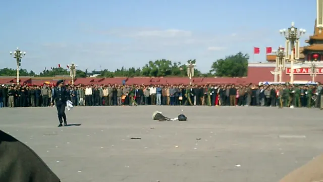 Хора лежат на пощад Тянанмън след пребиване.