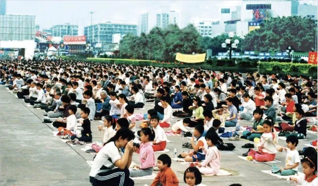Стотици практикуващи Фалун Дафа се събират на място за медитация в Гуанджоу, 1998 г. Стотици практикуващи Фалун Дафа се събират на място за медитация в Гуанджоу, 1998 г.