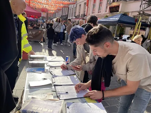Минувачи подкрепят подписка за помагане да се спре преследването на Фалун Дафа и насислтвеното отнемане на органи.