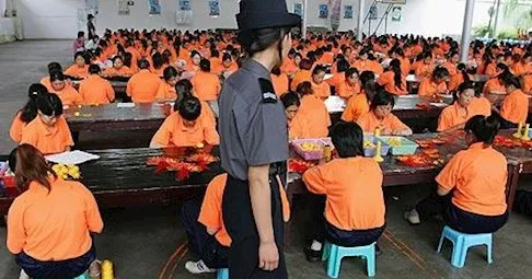 Жена полицай следи работещи жени в трудов лагер.