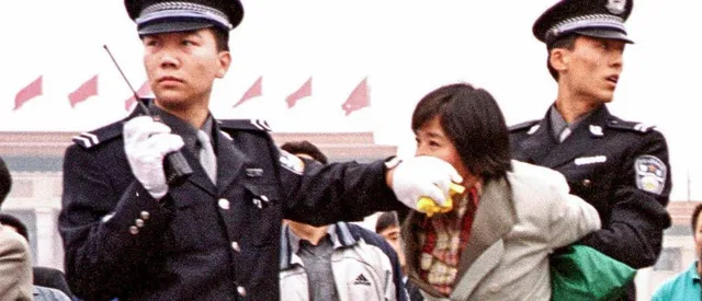 Полицаи задържат и ограничават мирен протестиращ. 