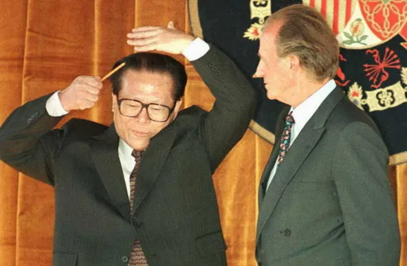 Дзян Дзъмин си сресва косата пред испанския крал Хуан Карлос по време на церемониите по посрещане в дворец в Испания, 24 юни 1996 г.