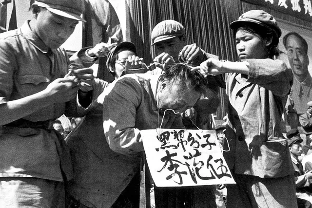 Губернаторът на провинция Хейлундзян, Ли Фанву, е публично унижаван.