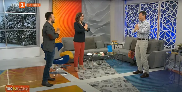 Кадър от предаване на БНТ1, на което последовател на Фалун Дафа демонстрира упражненията на практиката, 24 март 2021 г. Кадър от предаване на БНТ1, на което последовател на Фалун Дафа демонстрира упражненията на практиката на двамата водещи, 24 март 2021 г.