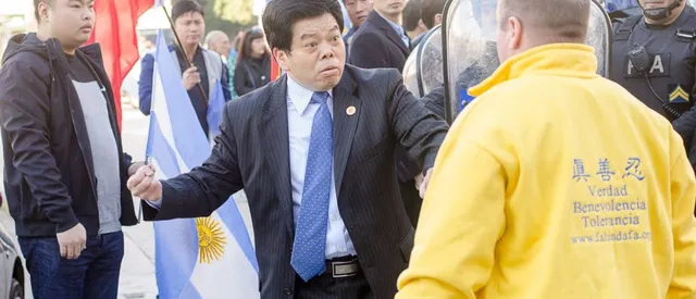 Служител на китайското посолство замахва с юмрук срещу практикуващ Фалун Дафа