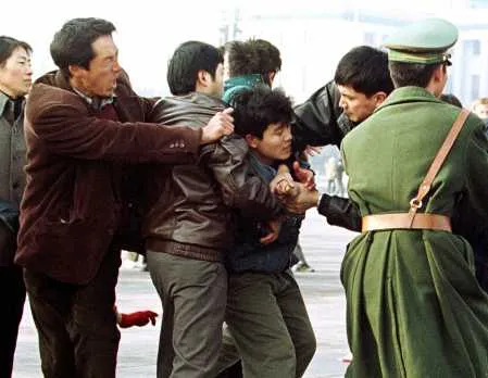 Полицията насилствено арестува и пребива последовател на Фалун Дафа