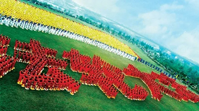 Практикуващи Фалун Дафа в Ухан оформят китайските йероглифи – Фалун Дафа., март 1999 г.