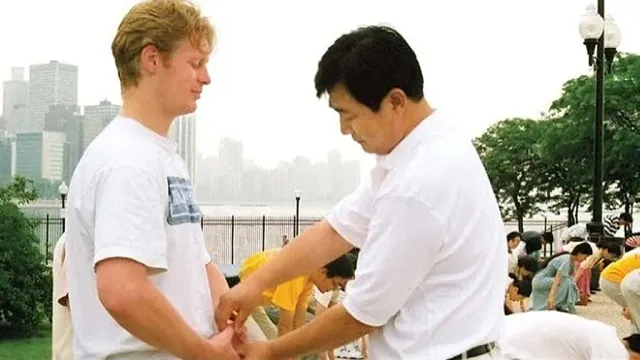 Г-н Ли Хонгджъ преподава медитативните упражнения на Флаун Дафа. Г-н Ли Хонгджъ преподава медитативните упражнения на Флаун Дафа.