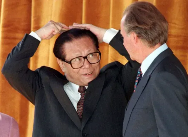 Дзян Дзъмин си сресва косата до испанския крал Хуан Карлос по време на церемониите по посрещане в дворец в Испания, 24 юни 1996 г.