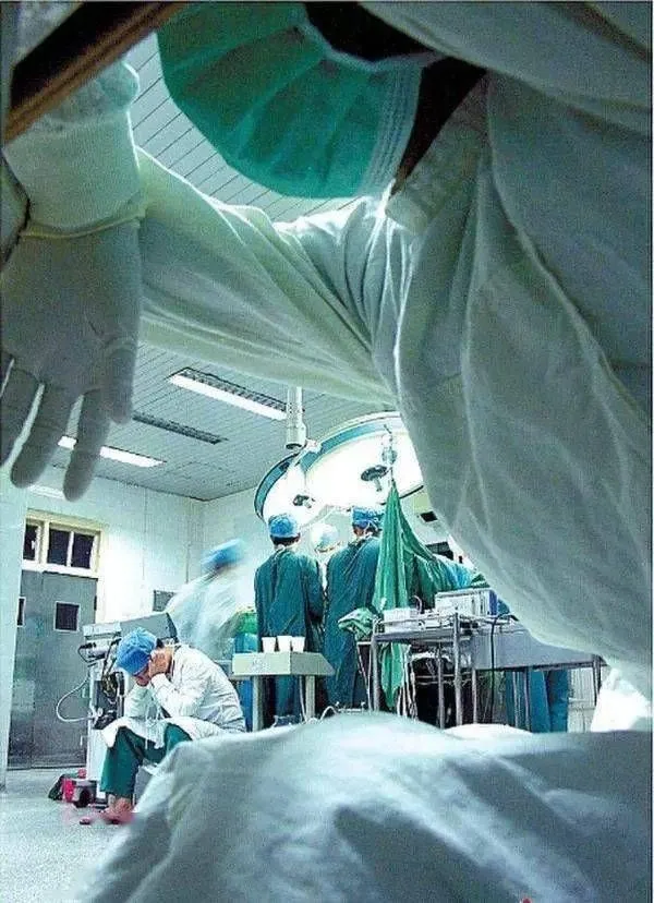 Лекари в болнична стая по време на операция.