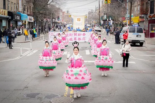 Секция с момичета в облекла на лотоси в парад в Ню Йорк.