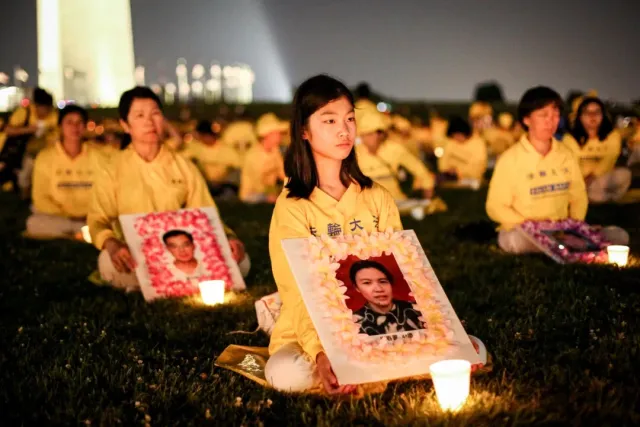 Практикуващи участват в бдение със свещи в памет на жертвите от преследването.