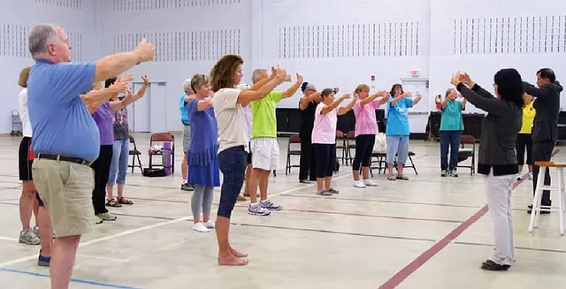 Курс за демонстрация на упражненията на Фалун Дафа в Университета на Южна Каролина Хора на курс за демонстрация на упражненията на Фалун Дафа в Университета на Южна Каролина