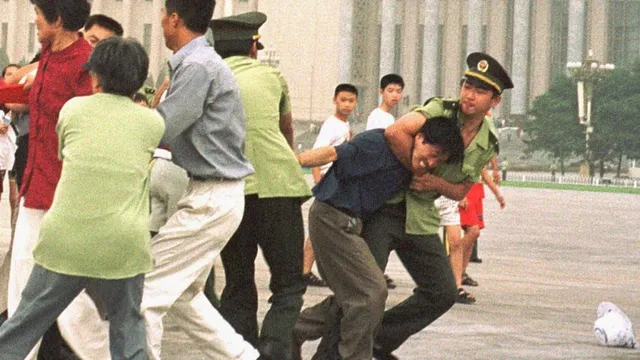 Полицаи се опитват насилствено да задържат хора, които практикуват Фалун Дафа.