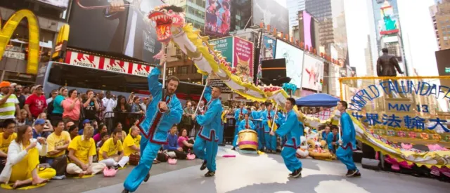 Изпълняване на танц на дракона на площад.