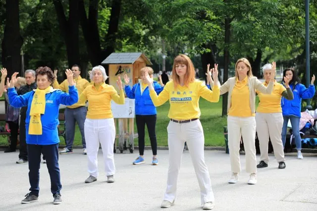 Група хора правят медитативно упражнение на Фалун Дафа. Група хора правят медитативно упражнение на Фалун Дафа.