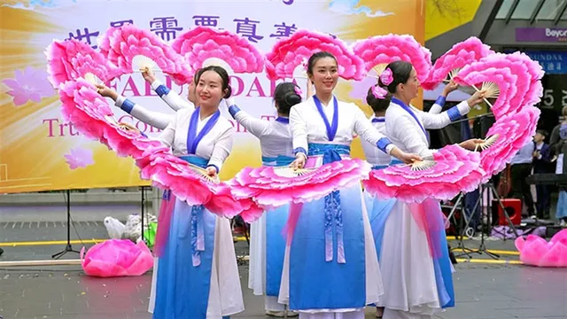 Момичета правят танц с ветрила