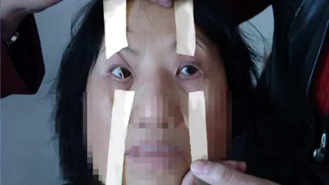 Жена е била измъчвана чрез лишение от сън чрез тиксо по лицето.