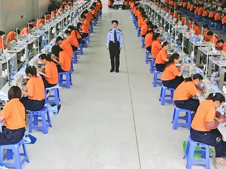 Множество китайци задържани в трудови лагери и подложени на насилствен труд.