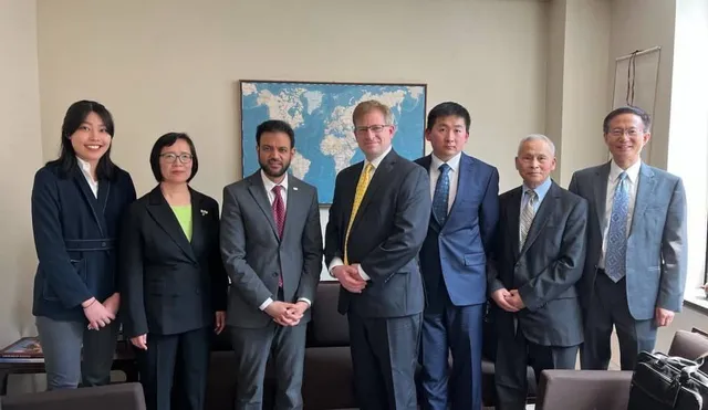 Юхуа Джан, посланикът на САЩ по въпросите на международната религиозна свобода Рашад Хюсеин, Саймън Джан и други са застанли един до друг.