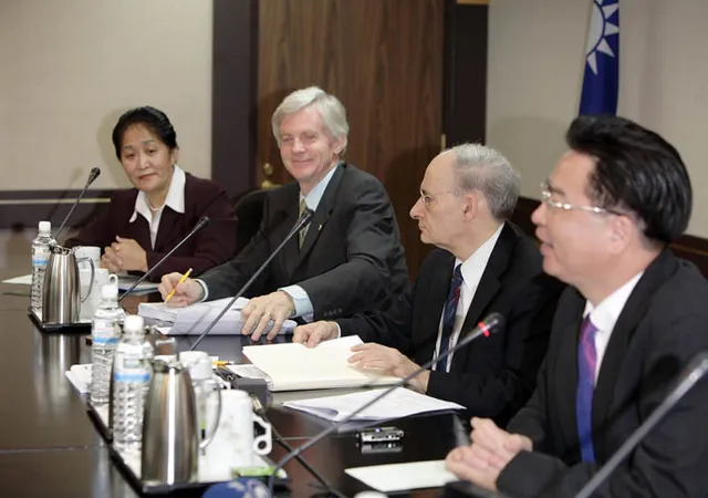 Председателят на Съвета по въпросите на континента Джоузеф Ву се среща с автора Дейвид Матас, за да обсъдят доклада му на 13 октомври 2006 г.