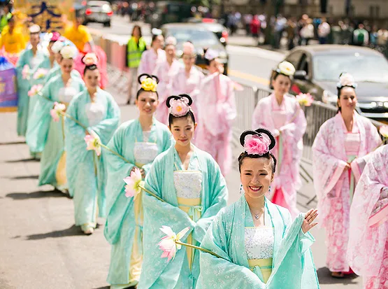 Жени в традиционни азиатски облекла на парад.