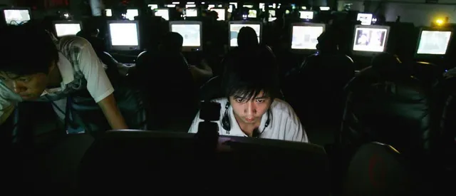 Хора на компютри в копютърна зала.