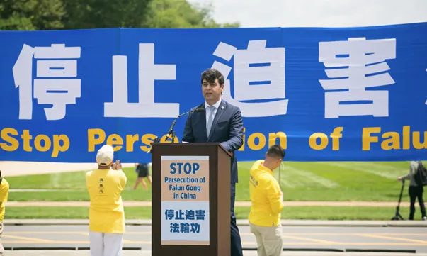 Серкан Тас говори на митинг