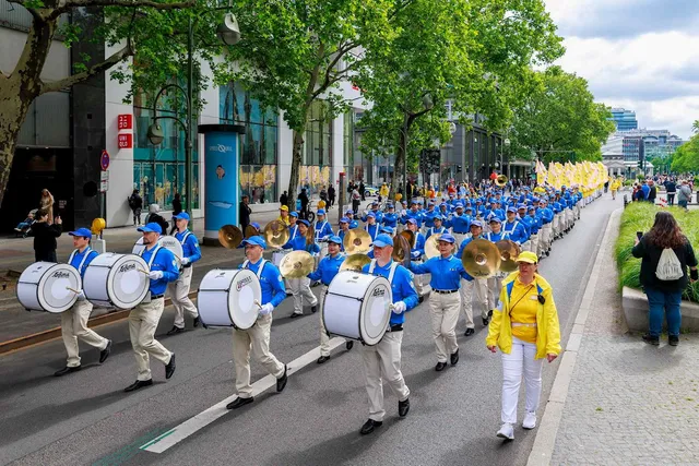 Оркестърът „Тиен Гуо“ свири на парад.